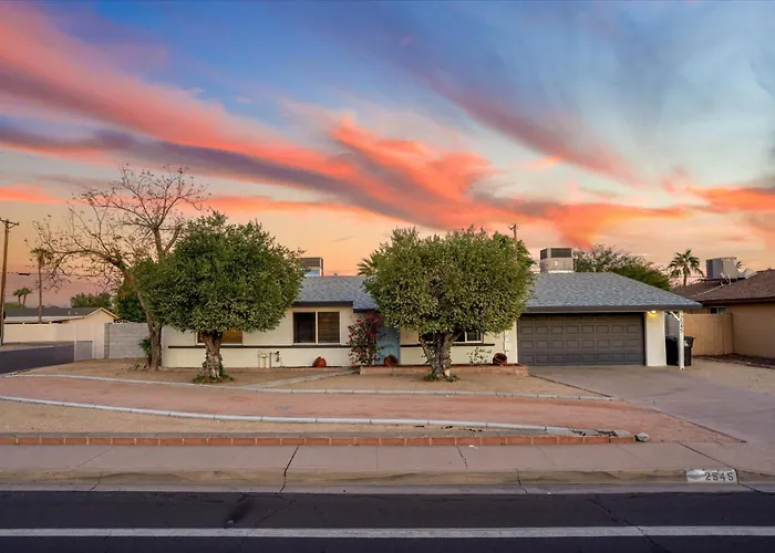 Good Vibes Pool Hot Tub Putt Putt Pool Table Holiday home Scottsdale