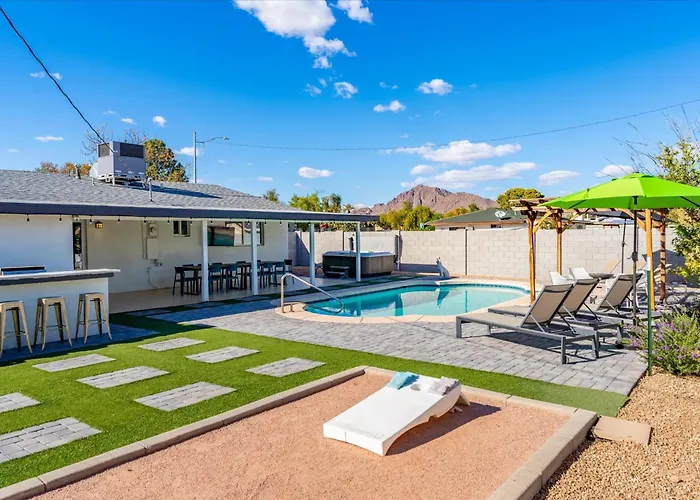 Good Vibes Pool Hot Tub Putt Putt Pool Table Holiday home Scottsdale
