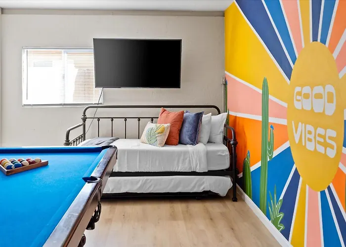 Good Vibes Pool Hot Tub Putt Putt Pool Table Holiday home *