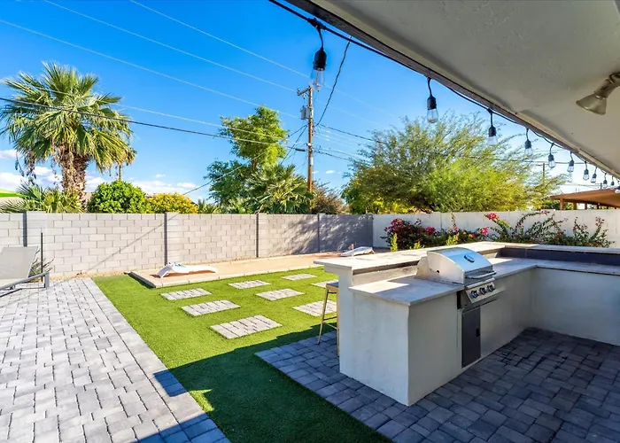 Good Vibes Pool Hot Tub Putt Putt Pool Table Holiday home Scottsdale